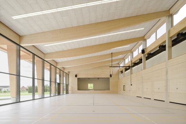 Sieger Deutscher Nachhaltigkeitspreis Architektur 2025: Erweiterung und Sanierung der Mehrzweckhalle in Ingerkingen von Atelier Kaiser Shen