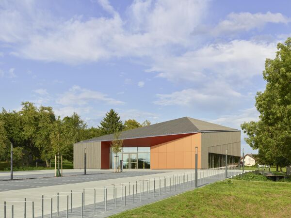 Mehrzweckhalle von D�Aloisio Architekten