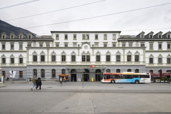 Bahnhofsgeb�ude (1906) und Grenzsanit�t von Heidi und Peter Wenger (1955/56). Der Bahnhofsvorplatz soll ab 2028 nach Pl�nen des zwischenzeitlich verstorbenen Tessiner Architekten Luigi Snozzi umgestaltet werden.