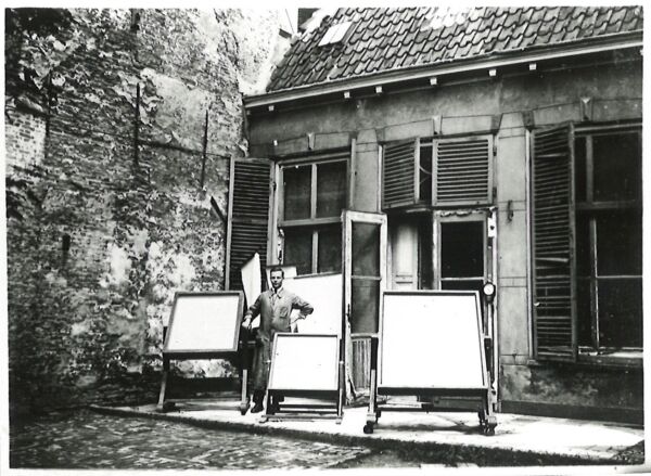 Holzrahmen f�r den Fotoreproduktionsdruck, die im Freien in der Werkstatt der Druckerei Van der Linden in Leiden stehen, 1901.