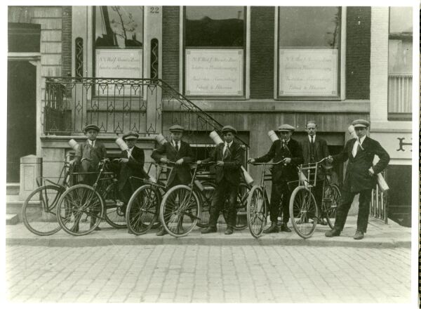 Die Fotoreproduktionsunternehmen Rijnja und Ahrend besch�ftigten Fahrradkuriere, um Drucke zwischen Werkst�tten, Architektur- und Ingenieurb�ros und anderen Unternehmen zu transportieren, um 1925.