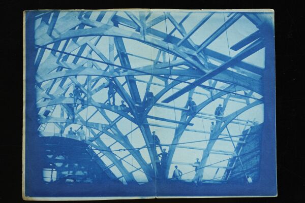 Cyanotypie, Bauarbeiter auf einer sich im Bau befindlichen Holzkonstruktion, fr�hes 20. Jahrhundert.