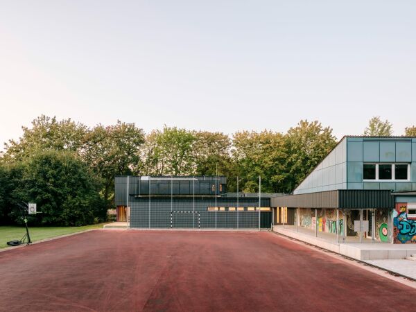 Erweiterung mit Bestand (rechts)