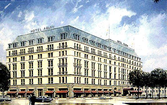Der frisch fertiggestellte Altbau des Berliner Hotels Adlon nimmt den Betrieb auf