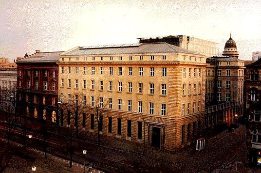 Die Deutsche Bank erffnet Umbau Unter den Linden in Berlin
