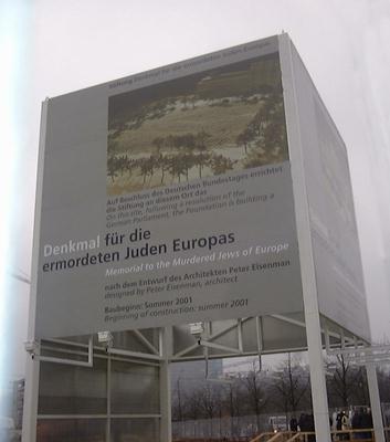 Bauschild fr das Holocaust-Mahnmal in Berlin enthllt