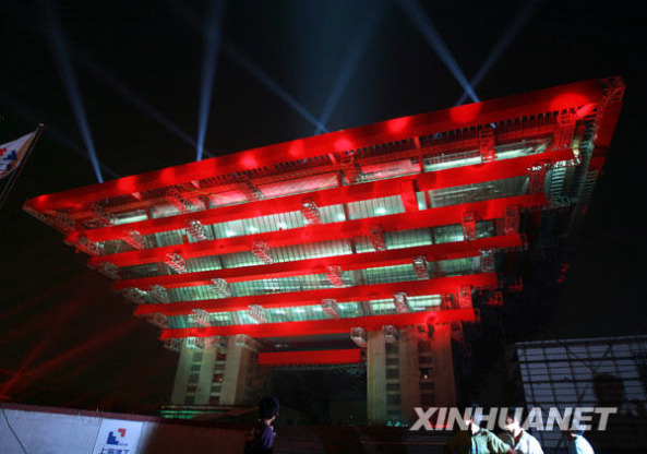 Der Pavillon erstrahlt im chinesischen Gugong-Rot, der Farbe der Kaiserpalste.