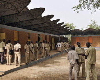 beide Bilder:  Gymnasium in Dano, Burkina Faso, Architekt: Francis Kr