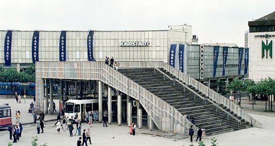 Treppe auf dem Knigsplatz in Kassel bei Nacht und Nebel abgerissen