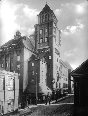 Das Krupp-Turmhaus an der Altendorfer Strae, 1908-10 erreichet, wurde trotz Protesten 1976 ohne Not abgerissen.