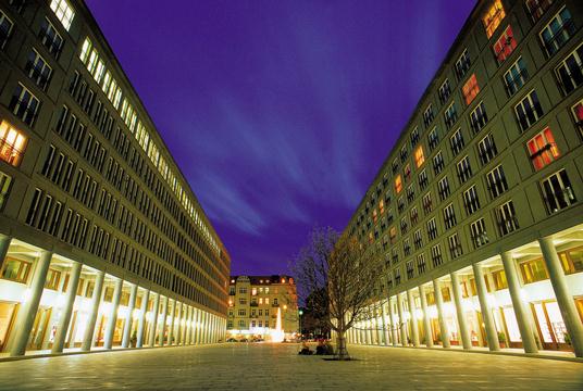 Erffnung der Leibniz-Kolonnaden in Berlin