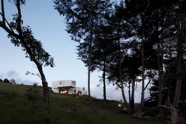 Paisajes Emergentes, Casa en ladera, Envigado, Antioquia, Kolumbien