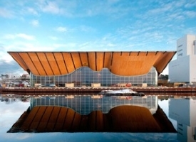 Kilden Performing Arts Centre, Neue Oper in Kristiansand, Norwegen, ALA Architects (Helsinki), Designtoproduction, gewellte Fassade, Wave Wall