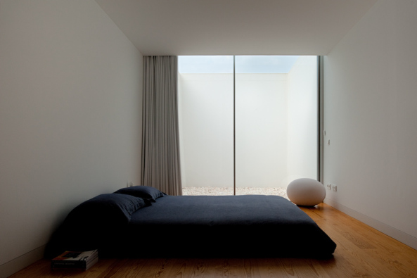 Aires Mateus & Associados (Lissabon), Portugal, Wohnhaus in Leiria, Minimalismus