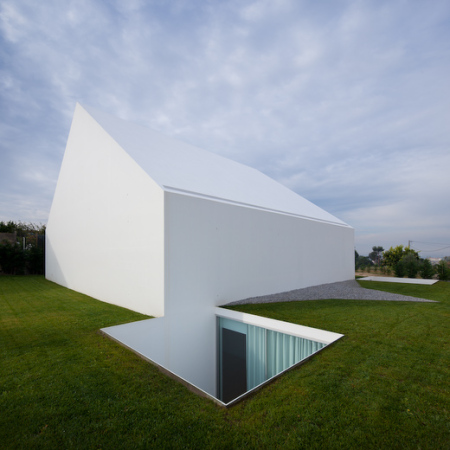 Bildergalerie Zu Wohnhaus Von Aires Mateus In Portugal Versteckte Fenster Architektur Und Architekten News Meldungen Nachrichten Baunetz De